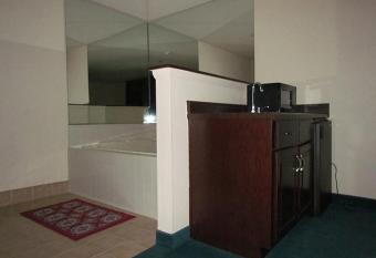 Western Inn & Suites Hampton has rooms with a private hot tub