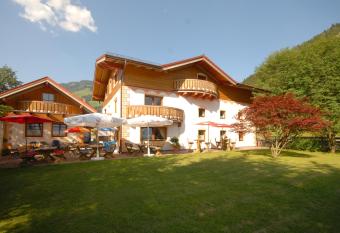 Fr  hst  cks- & Apartmenthaus Maislau has Balcony rooms