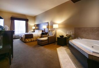 BEST WESTERN PLUS Saint John Hotel & Suites has rooms with a private hot tub