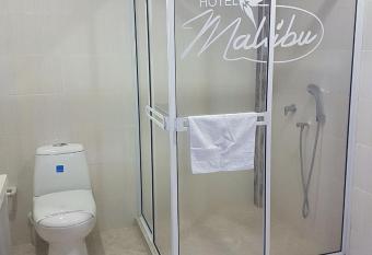 Hotel Malibu has rooms with a private hot tub