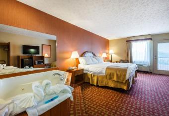 Park Grove Inn has rooms with a private hot tub