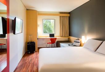 ibis Monterrey Valle allows 18 year olds to book a room