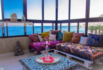 Apartamento en primera l  nea de mar allows 18 year olds to book a room