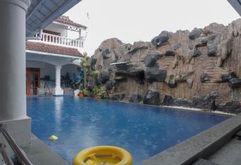 RedDoorz Syariah near Exit Toll Puncak has Balcony rooms