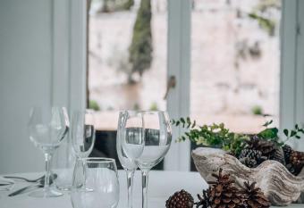 Suite con Jacuzzi allows 18 year olds to book a room