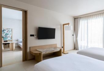 Le M  ridien Phuket Mai Khao Beach Resort allows 18 year olds to book a room