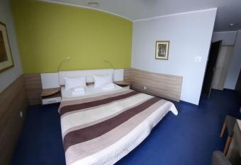 Hotel Arsena   allows 18 year olds to book a room