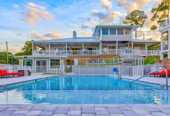 Seven Hills Suites allows 18 year olds to book a room