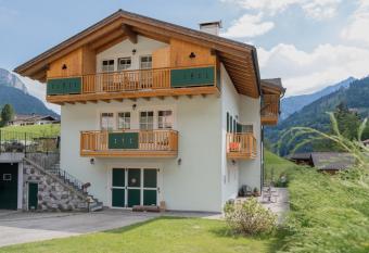 La Piccola Casa Verde has Balcony rooms