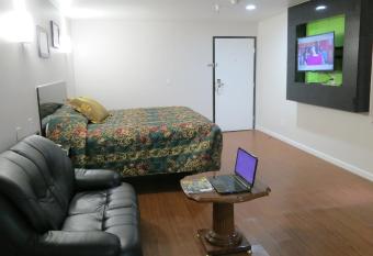 Calimesa Inn has rooms with a private hot tub