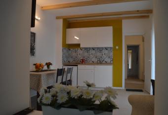 Ku  ica [k  t  itsa] - small house with free parking has Balcony rooms