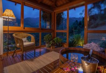 Parador Lumiar has rooms with a private hot tub