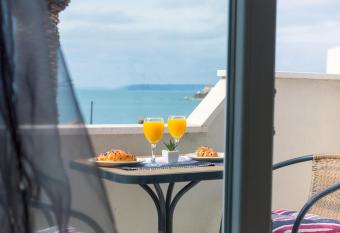 Boutique Wind Rose Apartment by the beach has Balcony rooms