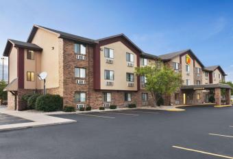 Super 8 by Wyndham Peoria has Smoking rooms