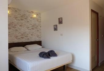 18 Coins Budget Hotel has Balcony rooms