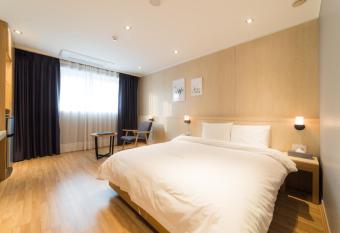 Reborn Suwon Silkroad Hotel has rooms with a private hot tub