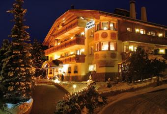 Hotel Garni Concordia - Dolomites Home allows 18 year olds to book a room