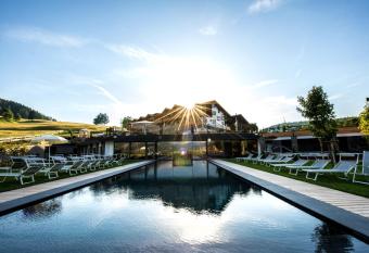 Hotel Pinei has Balcony rooms