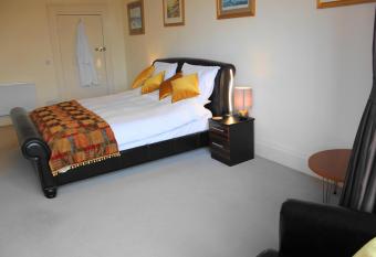 The Olive Branch has rooms with a private hot tub