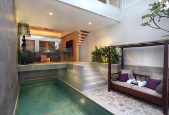 Villa Kayu Raja has Balcony rooms