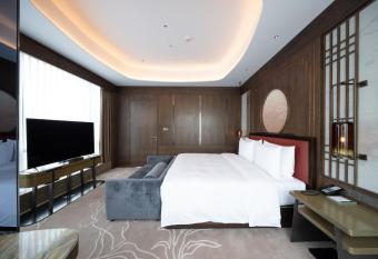 CYNN XANADU Hotel Chengdu has rooms with a private hot tub