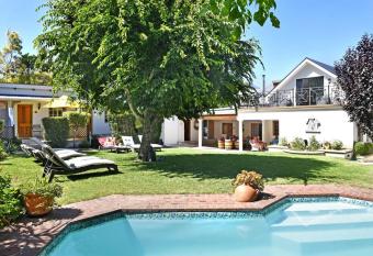 The Coach House has Balcony rooms
