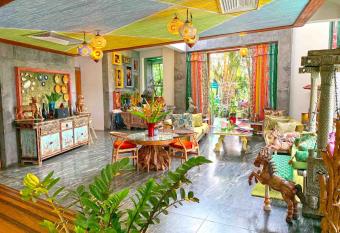 Aathma Colombo House has rooms with a private hot tub