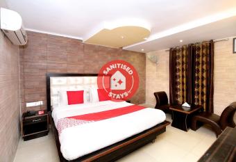 Super OYO Hotel Continental Inn 42 has Smoking/Balcony rooms