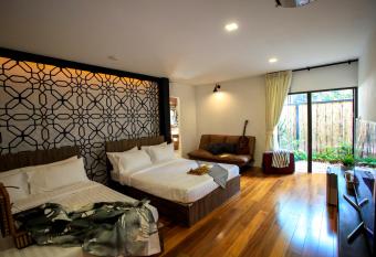 Siam Nitra Boutique Hotel has rooms with a private hot tub