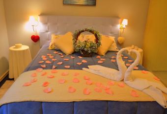 Pousada Jardim Azul has rooms with a private hot tub