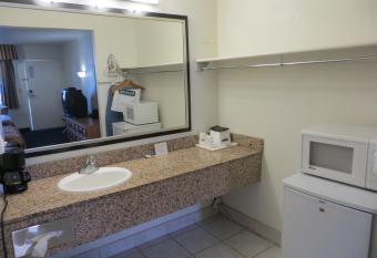 Travelodge by Wyndham Banning CA Near Casino/Outlet Mall has rooms with a private hot tub