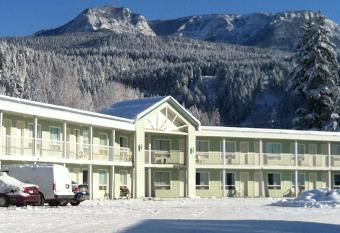 Ponderosa Motor Inn has Balcony rooms