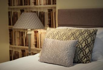 Meridian Way - Your Apartment has Balcony rooms