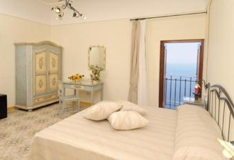 Locanda Degli Dei has Balcony rooms