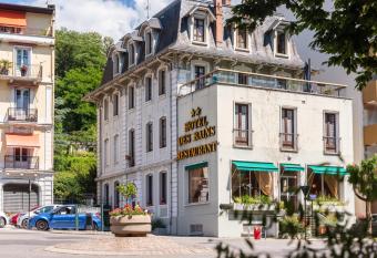 H  tel des Bains allows 18 year olds to book a room