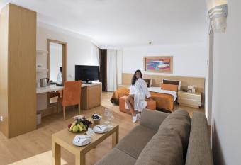 Limak Limra Hotel & Resort Kemer - Kids Concept allows 18 year olds to book a room