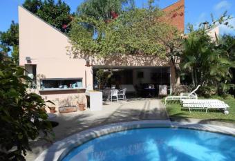 Casa no Condom  nio Granville - Guaruj  , Enseada has rooms with a private hot tub