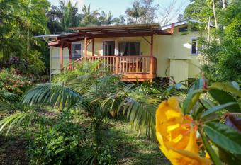 Tropical Anuenue Cottage has Balcony rooms