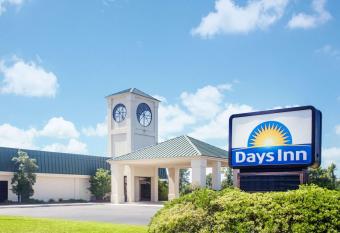 Days Inn by Wyndham Metter has Smoking rooms