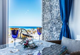 Blue Spring Hotel has rooms with a private hot tub