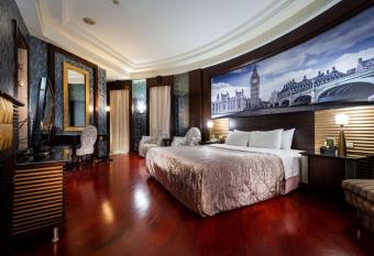 King & Princess Motel has rooms with a private hot tub