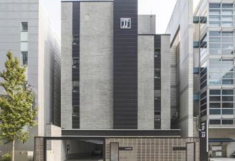 JJ Hotel allows 18 year olds to book a room