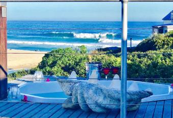 Kennedys Beach Villa has Balcony rooms