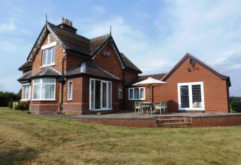 Moss Cottage has Balcony rooms