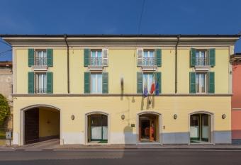 Hotel Gambara has Balcony rooms