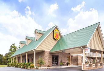 Super 8 by Wyndham Kingston has Smoking rooms