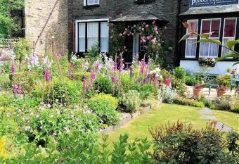 Puddle Duck Lodge     Adults Only allows 18 year olds to book a room
