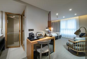 9Hotel Paquis has rooms with a private hot tub