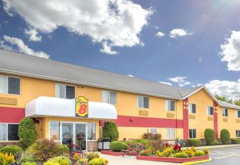 Super 8 by Wyndham Medina has Smoking rooms