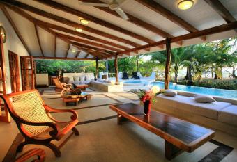 Hotel Tropico Latino has rooms with a private hot tub